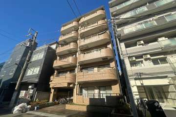 朝日プラザ荒川遊園の外観（南東側から）