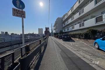 敷地北東側の前面道路
