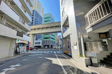 敷地南東側の前面道路（北東側から）