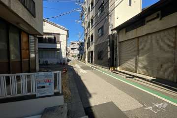 敷地北東側の前面道路（南東側から）