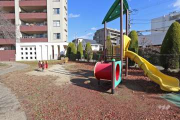 『光明公園』は緑豊かで、遊具も充実しています。