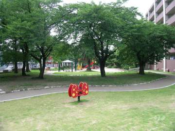 敷地の南側には公園があります