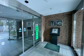 エントランスはオートロック付きです。