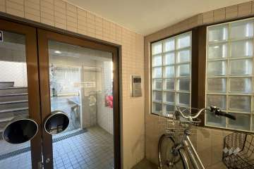 エントランスはオートロック付きです。