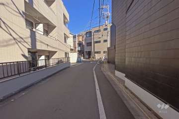 敷地南側の前面道路（西側から）