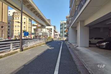 敷地西側の前面道路（南側から）