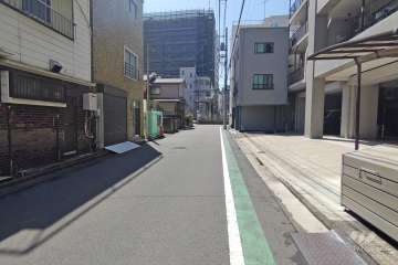 敷地東側の前面道路（北側から）