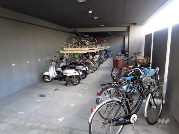 バイク置場と駐輪場