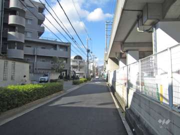 敷地北東側の前面道路。道を挟んで阪急宝塚線が走っています。