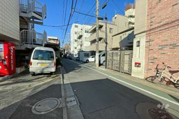 敷地西側の前面道路