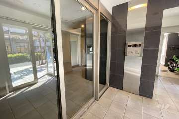 エントランスはオートロック付きです。