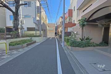 敷地の北側前面道路（西側から）