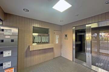 エントランスはオートロック付きです。