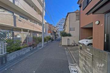 敷地の南側前面道路（西側から）