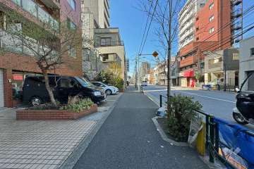 敷地の北西側前面道路（北東側から）