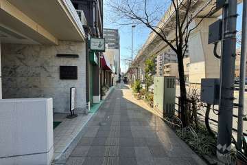 敷地西側の前面道路