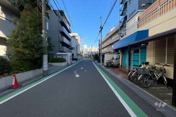 敷地北側の前面道路（西側から）