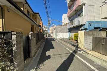 敷地南側の前面道路（東側から）
