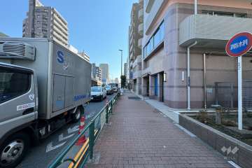 敷地北東側の前面道路（北西側から）