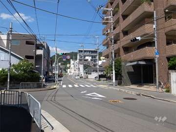 敷地西側の二車線の前面道路