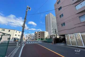 敷地北側の前面道路（西側から）
