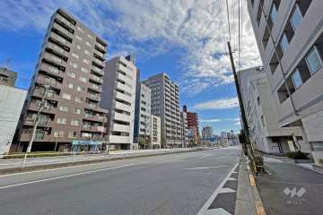 敷地の南西側前面道路は明治通りです（北西側から）。
