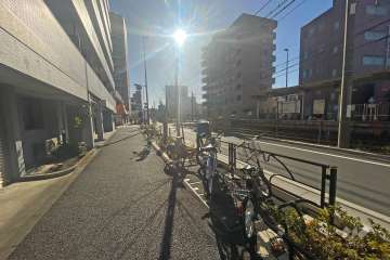 敷地南側の前面道路（西側から）