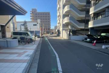 敷地東側の前面道路（北側から）