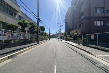 敷地北側の前面道路（西側から）