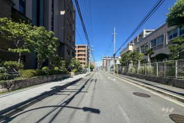 敷地北側の前面道路（東側から）