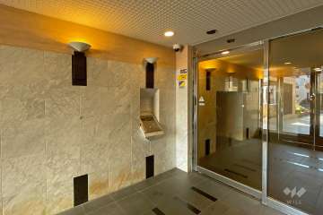 エントランスはオートロック付きです。