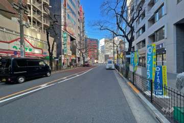 敷地北側の前面道路（西側から）