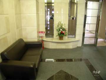 ソファセットのあるエントランスホール