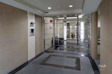 エントランスはオートロック付きです。