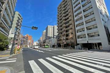 敷地の西側前面道路は国道4号線です（南側から）。