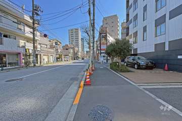 敷地の北西側前面道路は道灌山通りです（南西側から）。