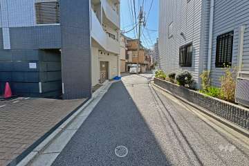 敷地の西側前面道路（北側から）