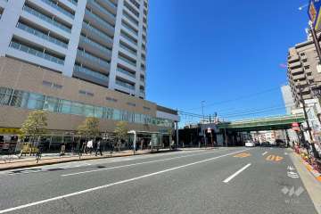 敷地の東側前面道路（南側から）