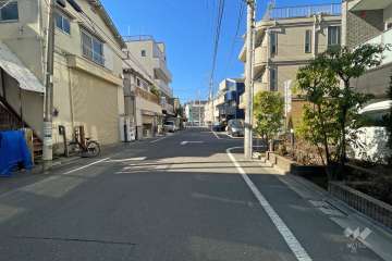 敷地南側の前面道路（東側から）