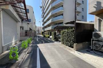 敷地東側の前面道路