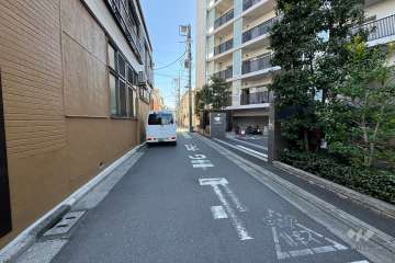 敷地の北側前面道路（西側から）
