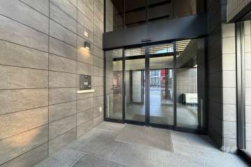 エントランスはオートロック付きです。