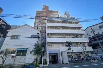 スカイコート鶯谷の外観（北東側から）