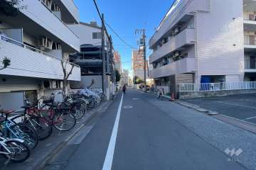 敷地北側の前面道路（東側から）