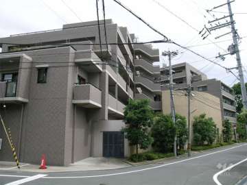 ローレルコート池田城南の外観（北西側から）周辺は一戸建てが中心に立ち並ぶ住宅地