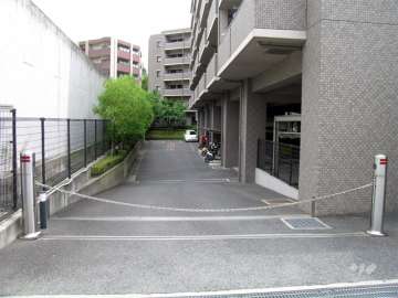 ロボットゲート付きの駐車場入り口
