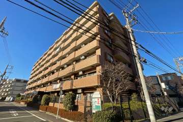 ライオンズマンション荒川自然公園の外観（南東側から）