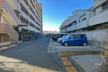 敷地内駐車場（屋外平面式）と駐輪場
