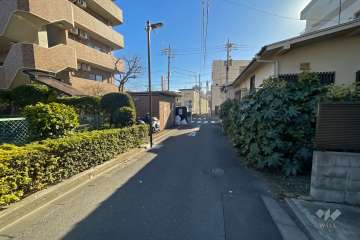 敷地西側の前面道路（北側から）