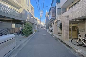 敷地の西側前面道路（南側から）